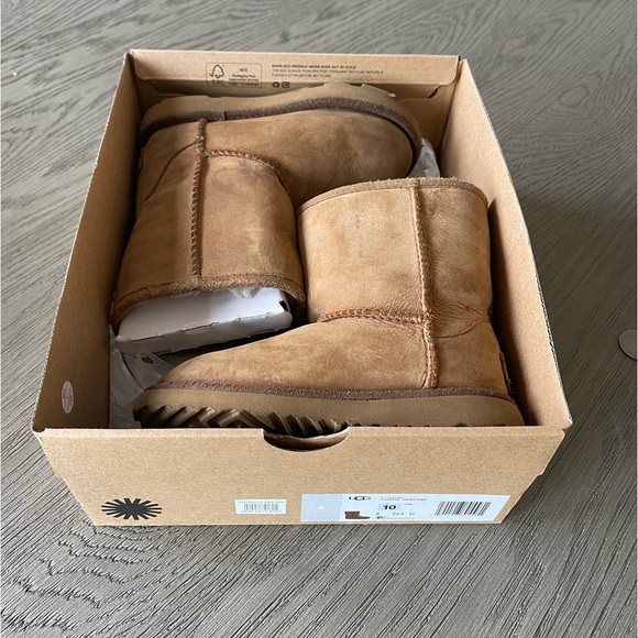 UGG Classic Short II Waterproof Boot~ size 10 Kids - Picture 9 of 9